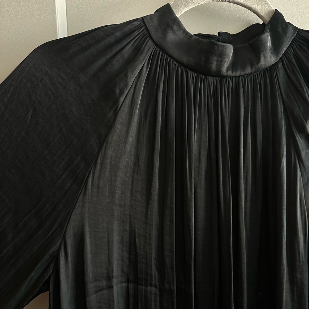 GAP TURTLE NEXK SILK SHIRT! Great for work : business casual !